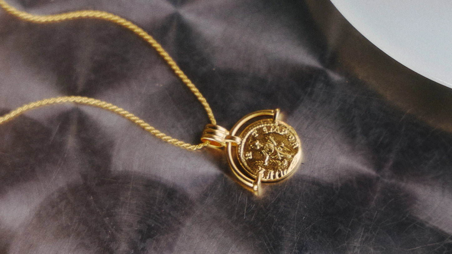 MISSOMA LUCY WILLIAMS ROMAN ARC コイン ネックレス 刻印可能 MISSOMA LUCY WILLIAMS ROMAN ARC COIN NECKLACE – Liebstayn