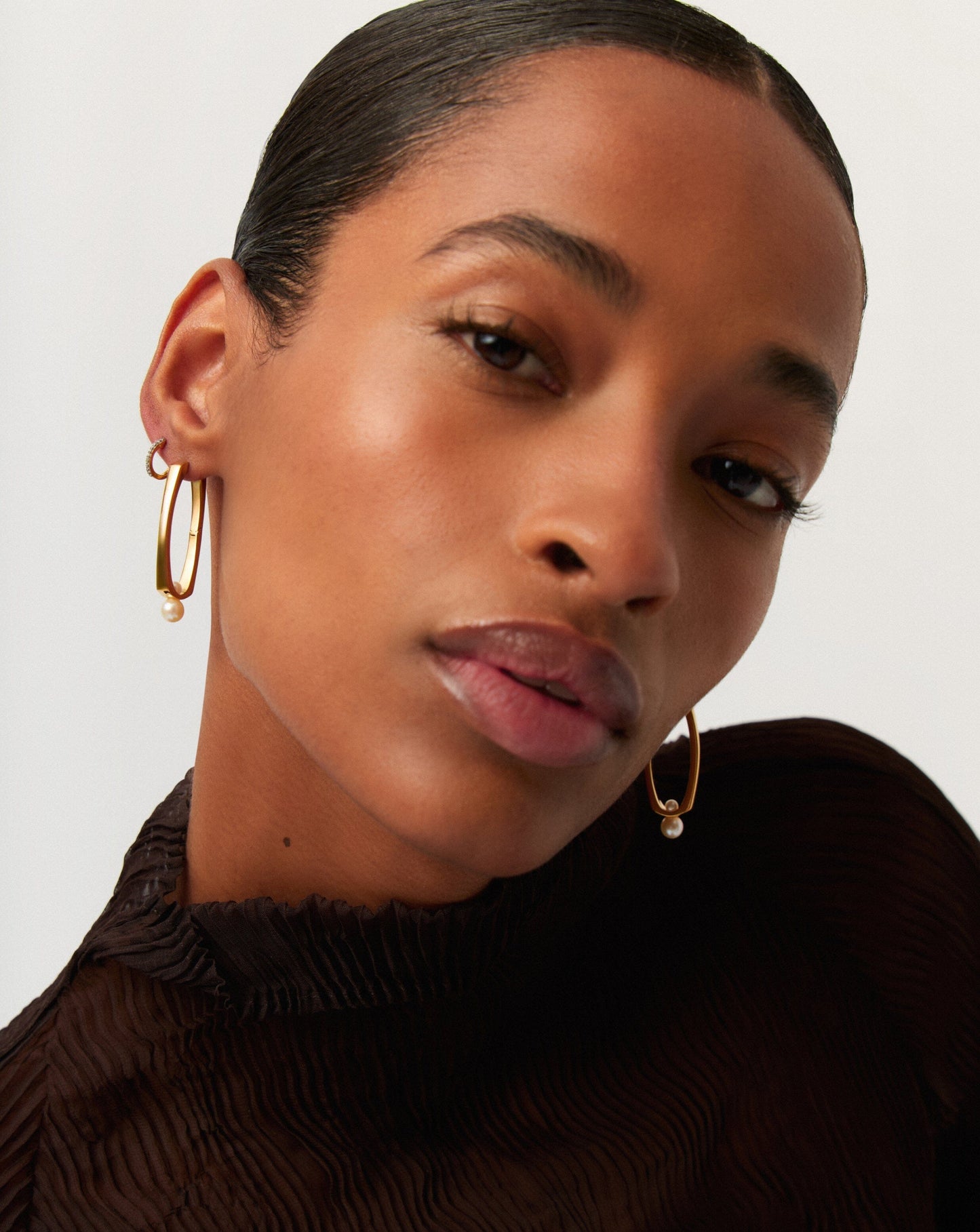 Button Pearl Ovate Hoop Earrings | 18ct Gold Plated/Pearl Earrings Missoma