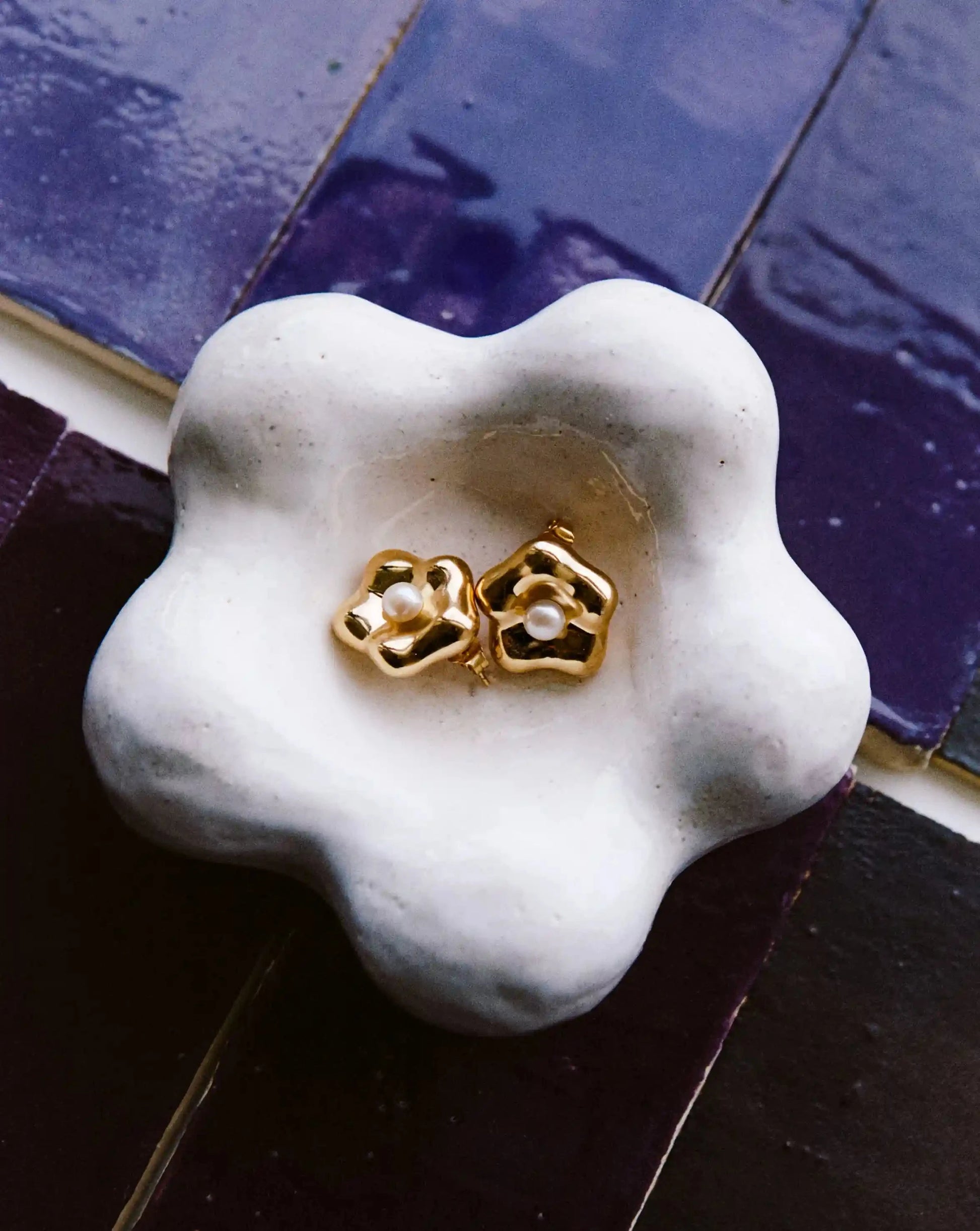 Eny Puffy Daisy Oversized Stud Earrings | 18ct Gold Plated/Pearl Earrings Missoma