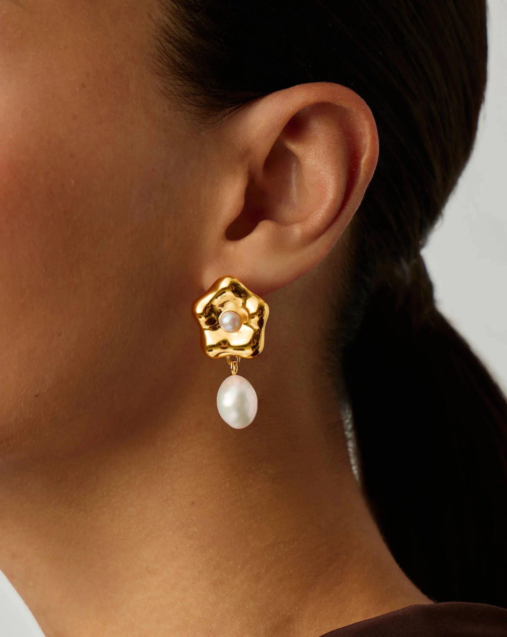 Eny Puffy Daisy Pearl Drop Earrings | 18ct Gold Plated/Pearl Earrings Missoma