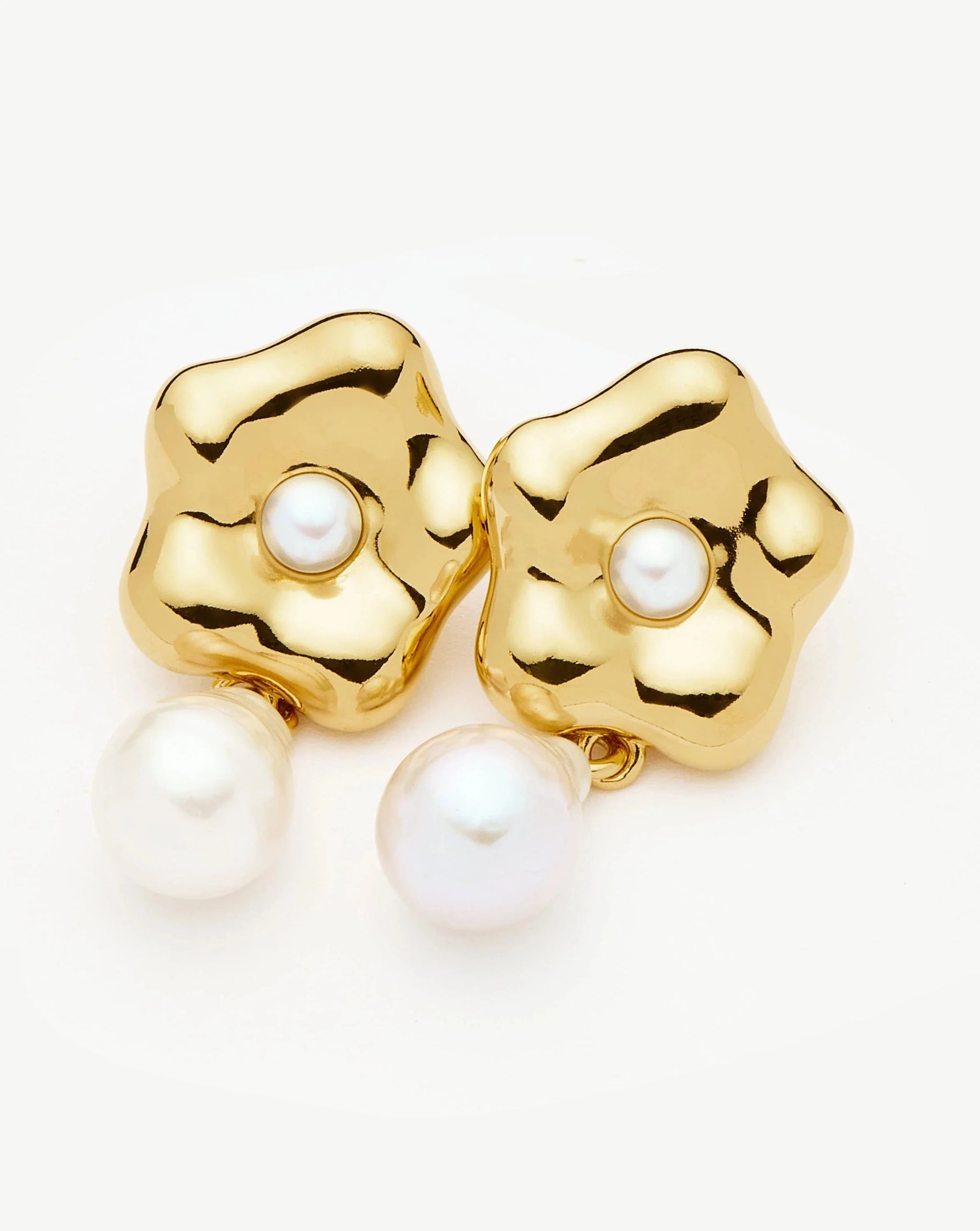 Eny Puffy Daisy Pearl Drop Earrings | 18ct Gold Plated/Pearl Earrings Missoma