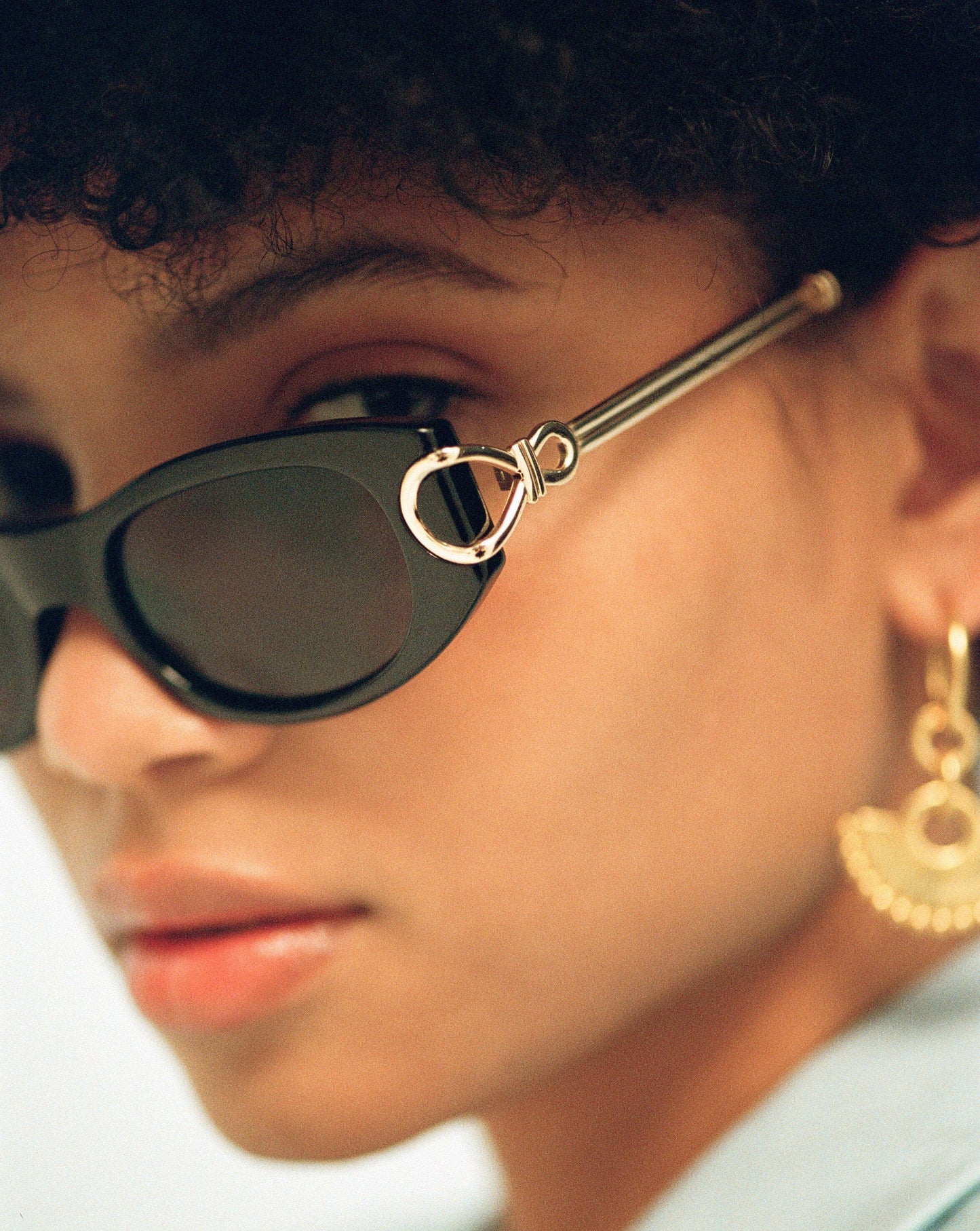 Le Specs Hydrus Link Oval Sunglasses | Black Accessories Missoma