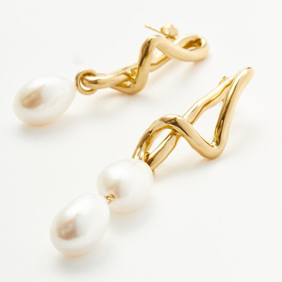 Molten Baroque Pearl Mismatch Drop Earrings Earrings Missoma