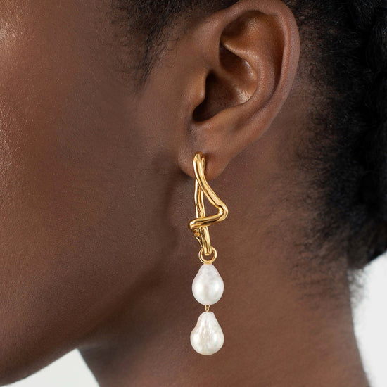Molten Baroque Pearl Mismatch Drop Earrings Earrings Missoma
