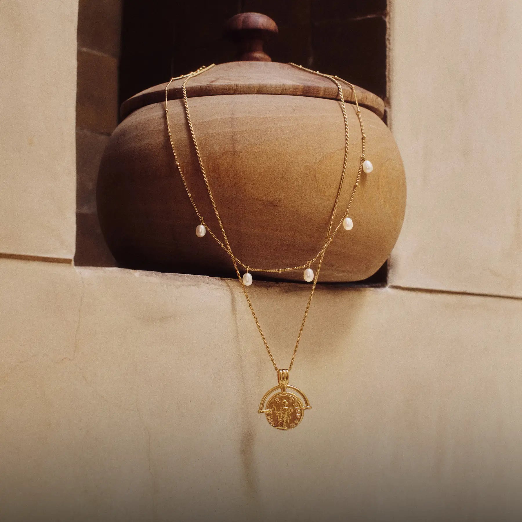 Roman Arc Gold Necklace with a wooden pot