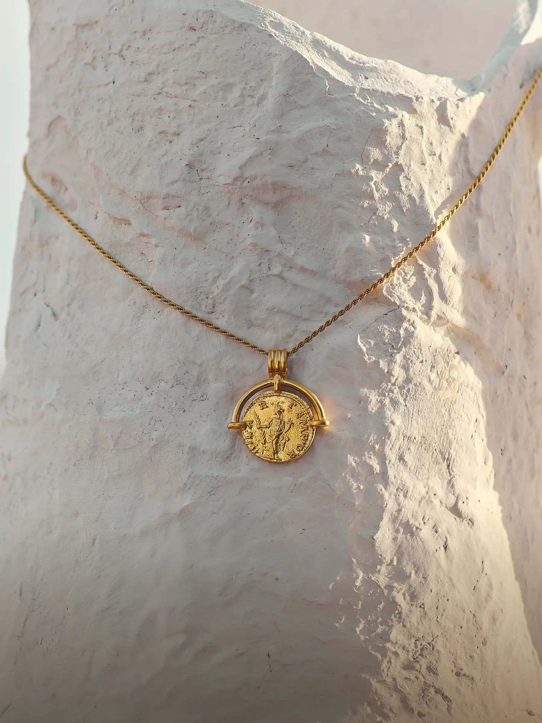 Roman arc necklace