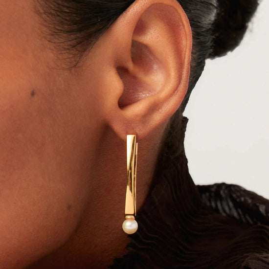 Button Pearl Ovate Hoop Earrings | 18ct Gold Plated/Pearl Earrings Missoma 
