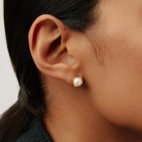 Button Pearl Square Stud Earrings | 18ct Gold Vermeil/Pearl Earrings Missoma 