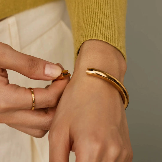 Chunky Round Hinged Bangle | 18ct Gold Plated Bracelets Missoma 