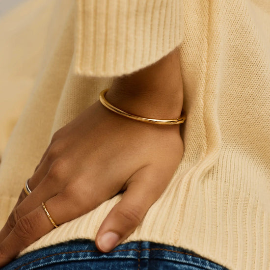 Classic Round Hinged Bangle | 18ct Gold Plated Bracelets Missoma 