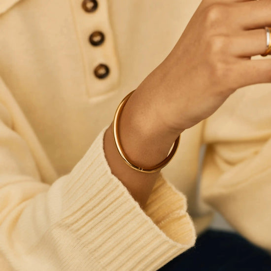 Classic Round Hinged Bangle | 18ct Gold Plated Bracelets Missoma 