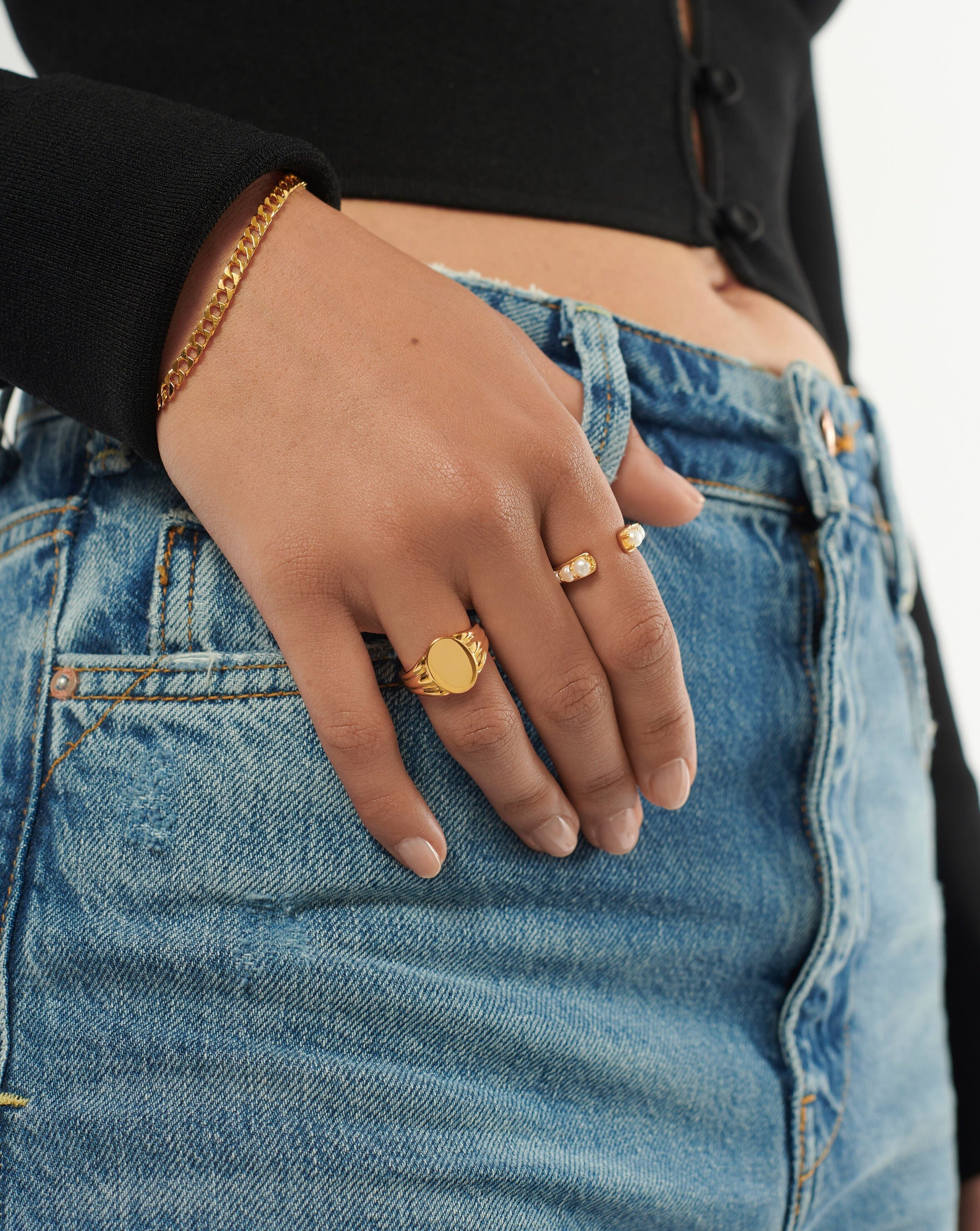 Female signet sales ring meaning